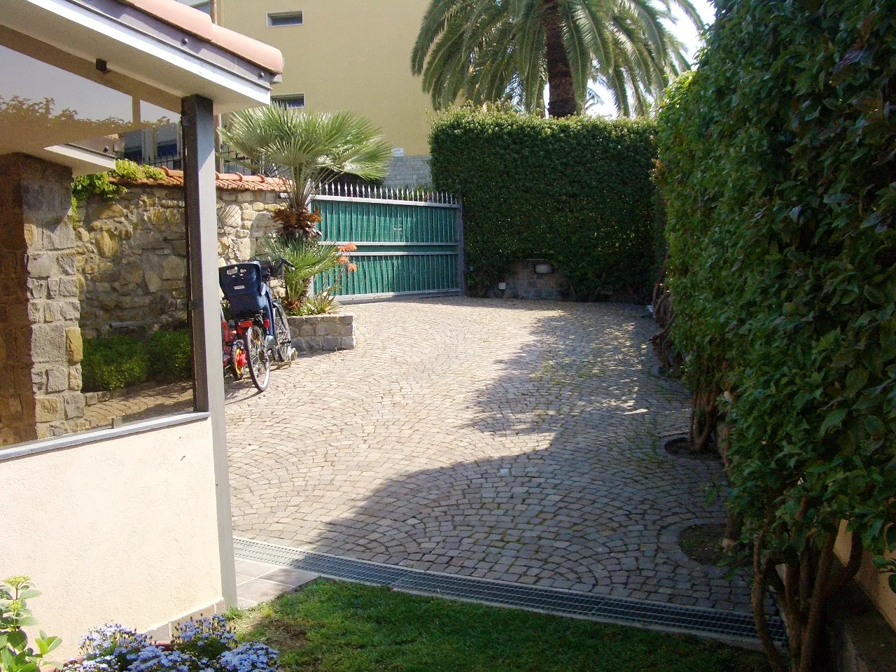 Entry gates in five-room villa in Sanremo