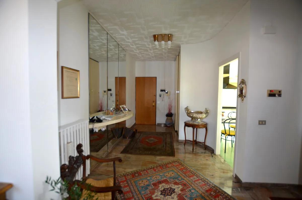 Hallway in three-room apartment in Sanremo, Via Matteotti