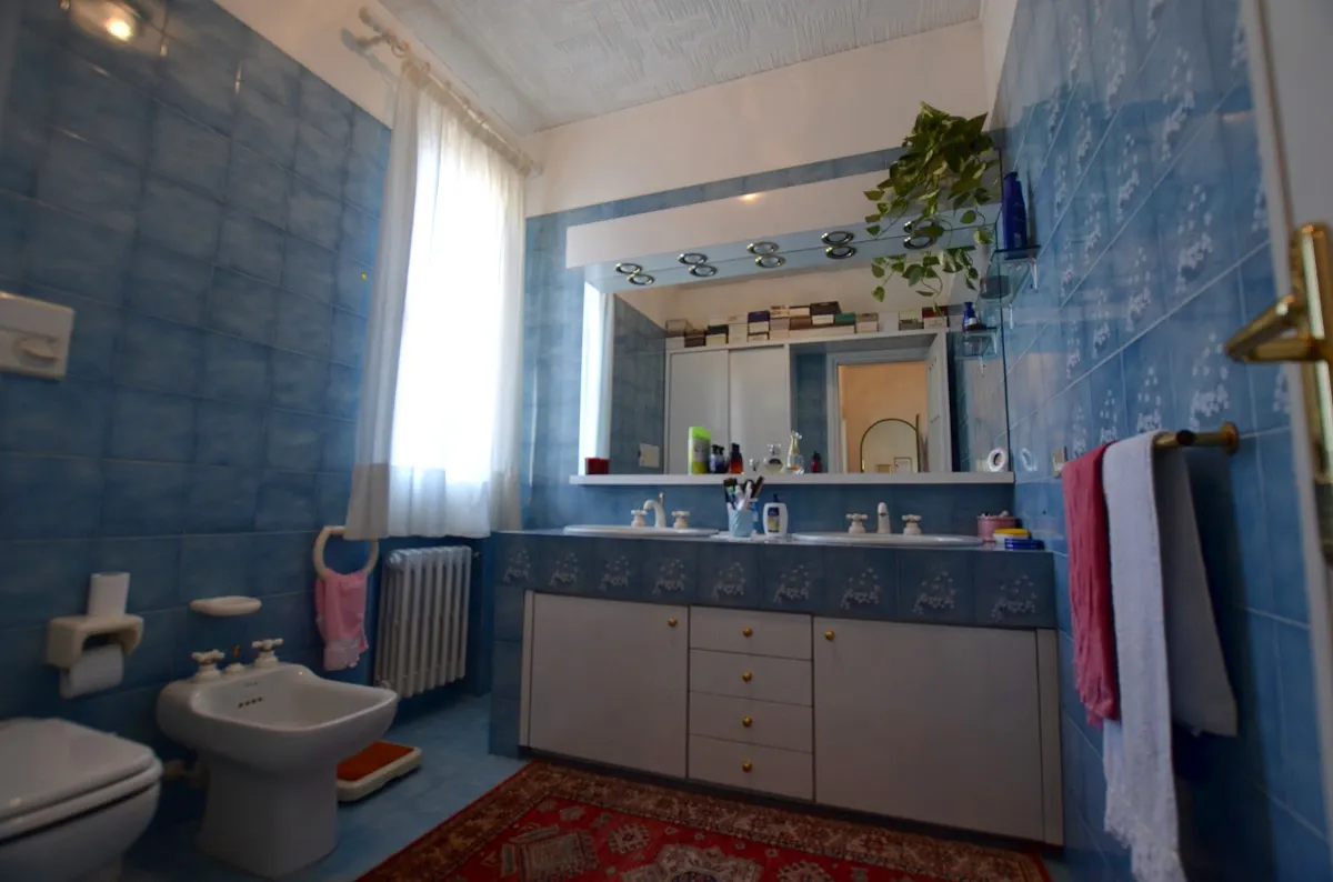 Bathroom in three-room apartment in Sanremo, Via Matteotti