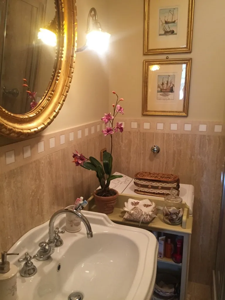 Toilet in apartment in Sanremo in villa Mafalda