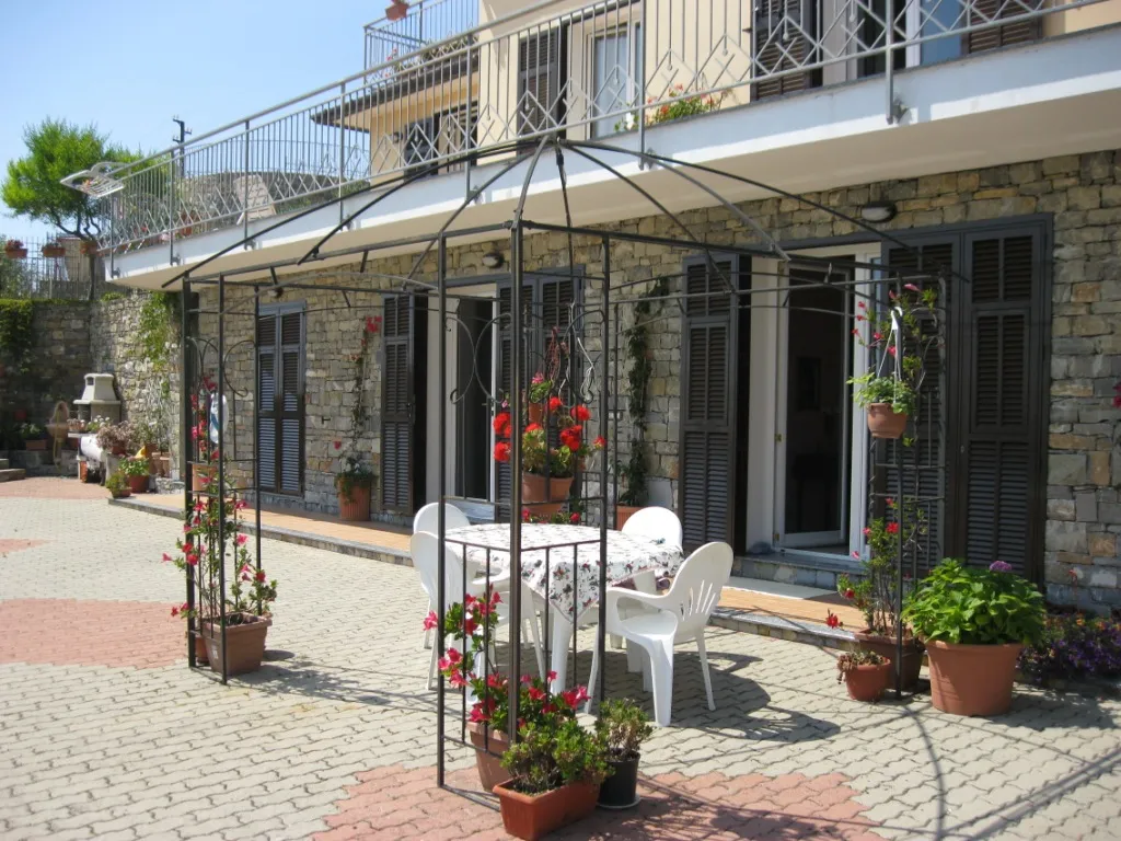 Entrance group in eight-room villa in Sanremo