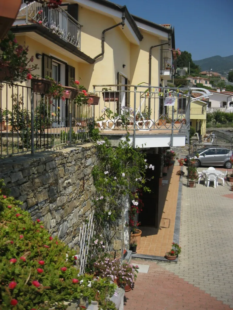 Yard in eight-room villa in Sanremo