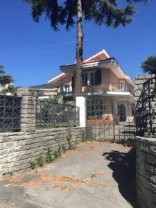 Entrance gates in five-room villa in Sanremo