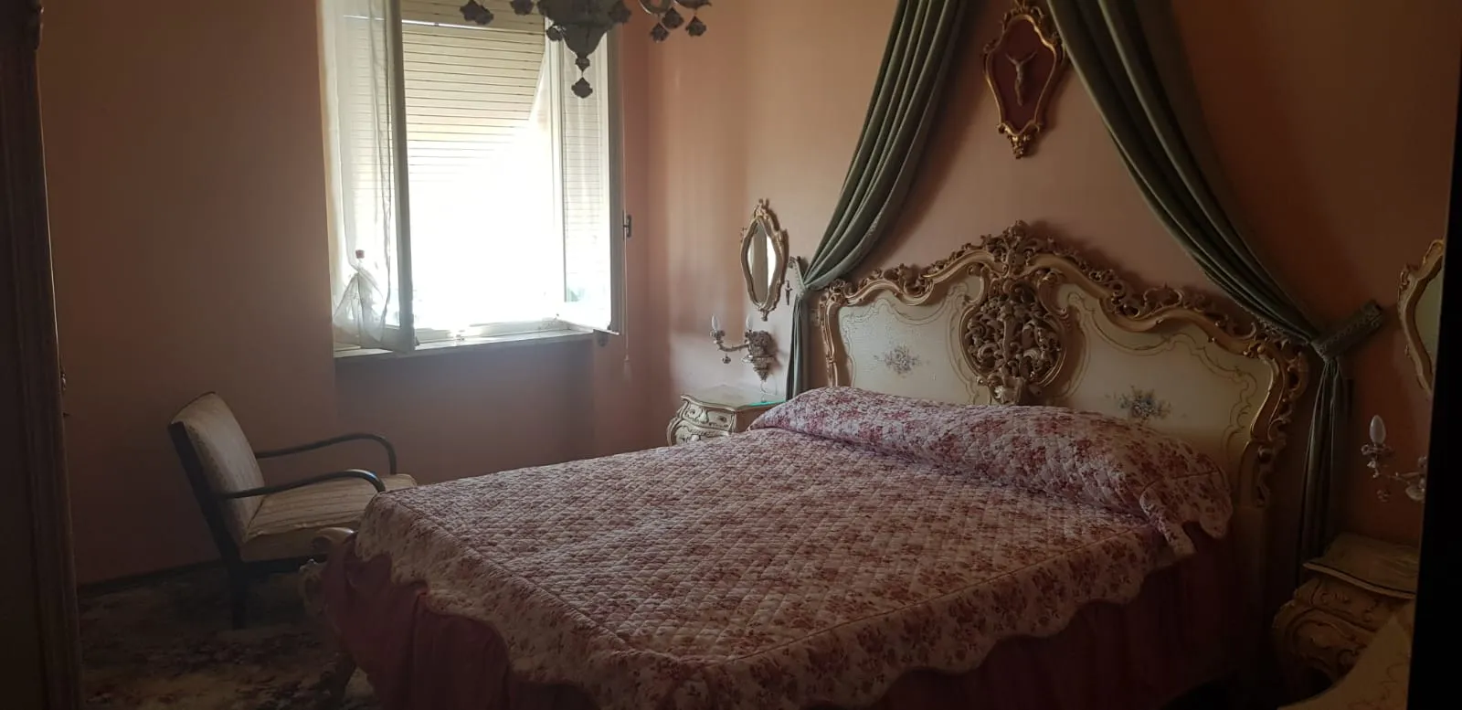 Bedroom in apartment in Sanremo