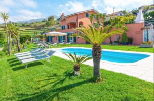 Villa with a garden, palms and a pool in Liguria