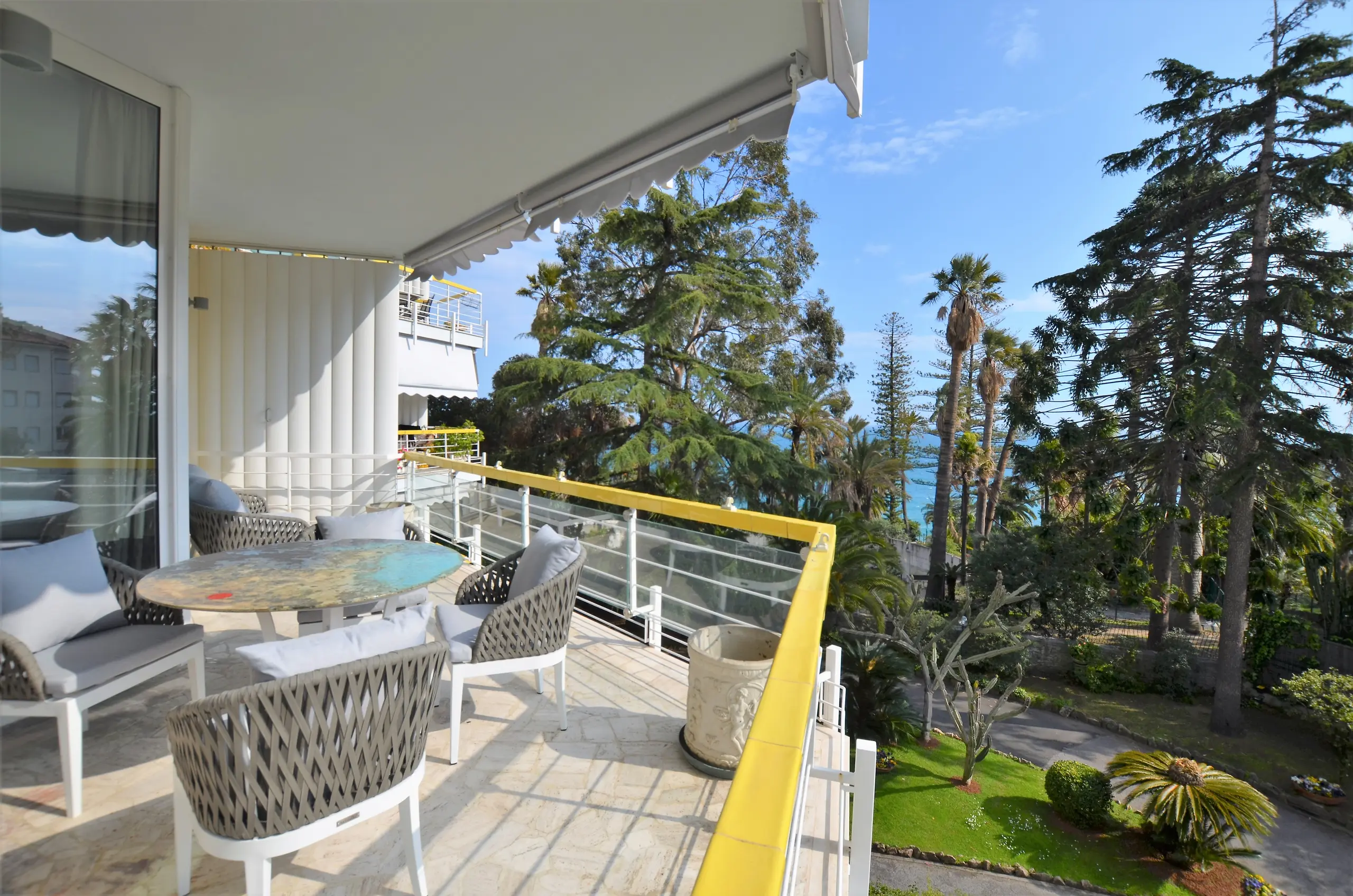 Terrace with sea view in a Sanremo residence
