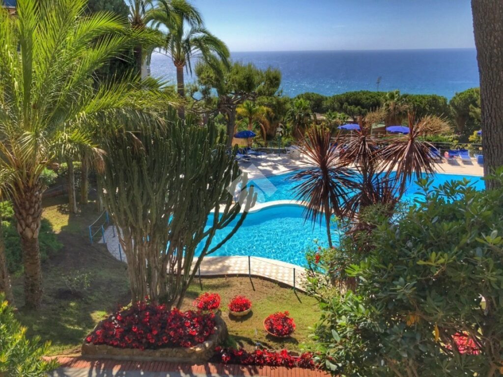 Buy an apartment with sea view, garden and pool in Sanremo, photo 6