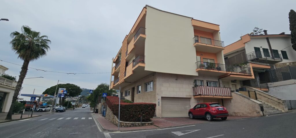 Buy an Apartment with Garage, Balcony and Two Bathrooms in Sanremo, photo 1