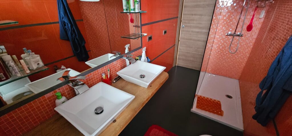 Buy an Apartment with Garage, Balcony and Two Bathrooms in Sanremo, photo 9