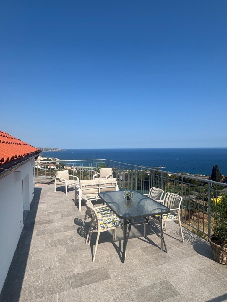 Rent a spacious two-room apartment with a view of the sea, photo 2