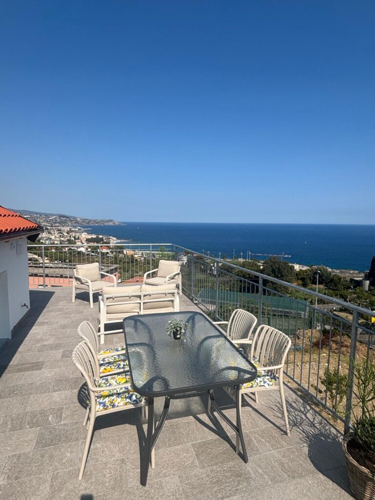Rent a spacious two-room apartment with a view of the sea, photo 1