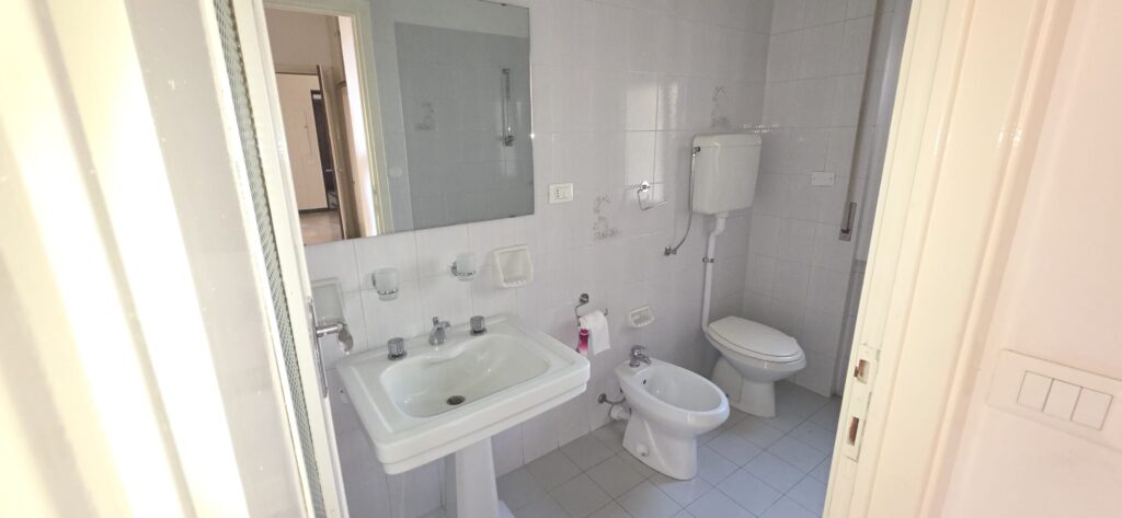 Sanremo – Spacious Apartment for Rent at Corso Cavallotti 23, photo 8
